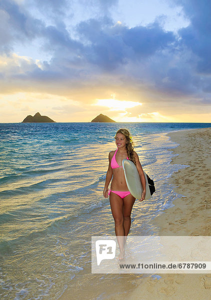 blond  Strand  Surfboard  Wellenreiten  surfen  vorwärts  Mädchen  Hawaii  Oahu