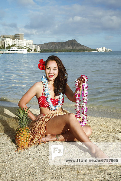 Frau  Lifestyle  Strand  Kleidung  halten  Retro  vorwärts  Hawaii  lei  Oahu  Waikiki