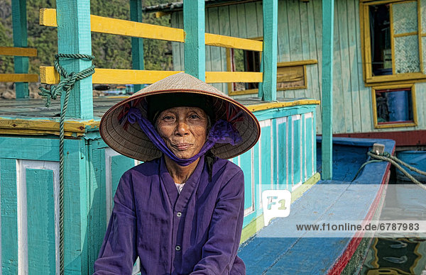 sitzend Portrait Frau Boot Dock angeln vietnamesisch