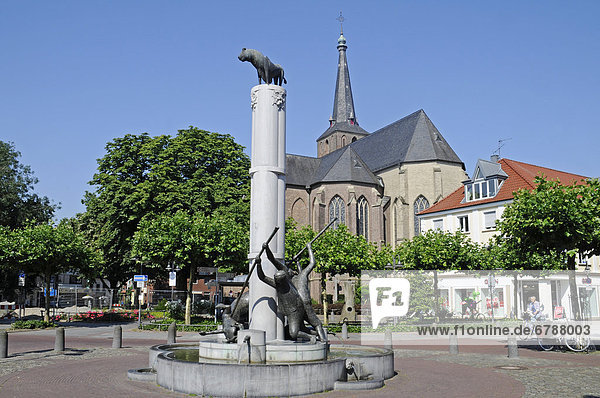 Drachenbrunnen  St Maria Magdalena Kirche  Marktplatz  Geldern  Niederrhein  Nordrhein-Westfalen  Deutschland  Europa  ÖffentlicherGrund