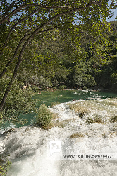 Badende unterhalb eines Wasserfalls  Nationalpark Krka  Kroatien  Südeuropa  Europa
