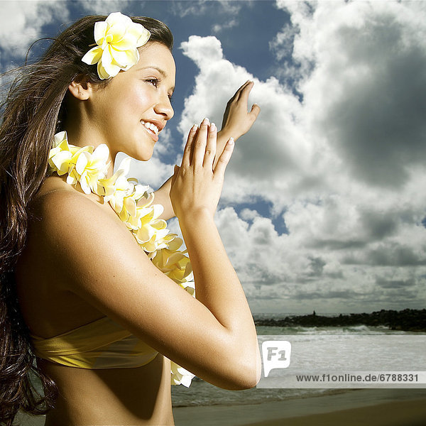 Hawaii Kauai Kealia schöne Hawaiian Mädchen Tanzen Hula auf Ozean Küstenlinie.