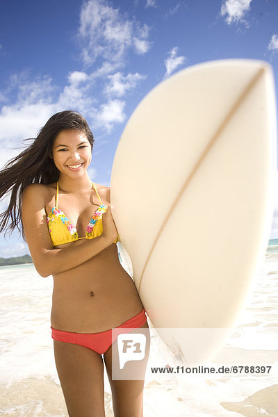 Hawaii  Oahu  Surfer Girl genießen einen Tag aus.