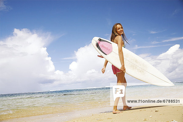 Hawaii  Kauai  Tunnels Beach  Surfer Girl genießen einen Tag aus.
