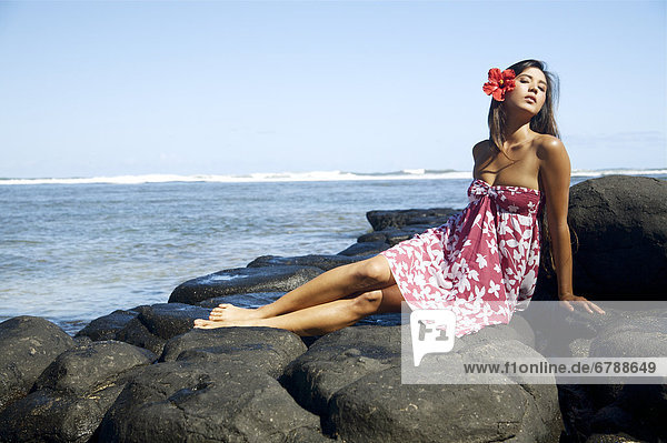 Kauai  Hawaii Anini Beach  attraktive junge Frau auf den Felsen mit Insektensammlung Kleidung.