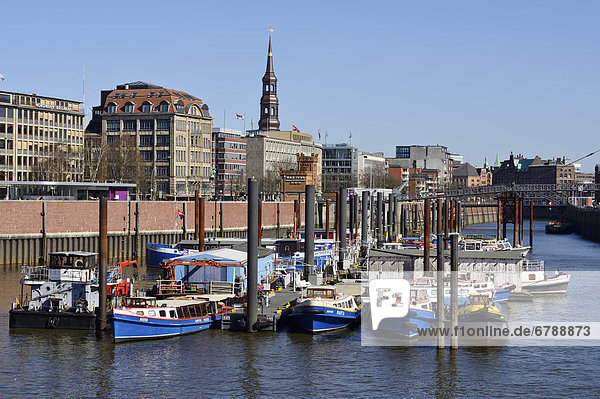 Schiffe im Binnenhafen  Turm der Kirche St. Katharinen  Hansestadt Hamburg  Deutschland  Europa