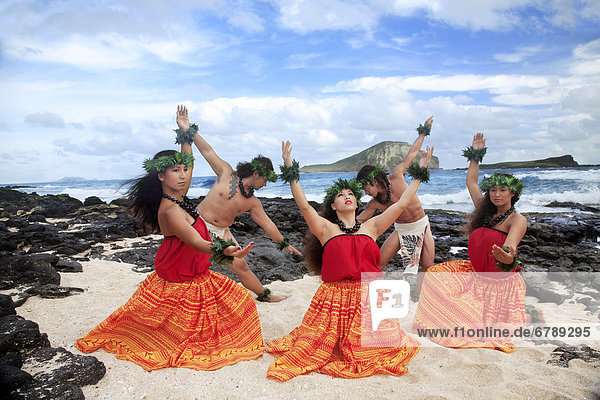 Hawaii  Oahu  Makapu'u Strand  Gruppe von Tahiti männlich und TänzerInnen posieren  Rabbit Island im Hintergrund.