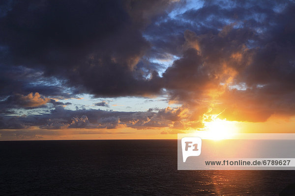 Hawaii  Oahu  schöne Sonnenuntergang über dem Ozean.