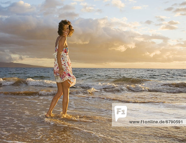 Hawaii  Maui  Frau steht am Ufer des tropischen Remotespeicherort.