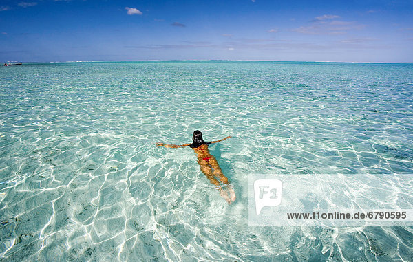 Französisch-Polynesien  Tahiti  Bora Bora  Frau genießen Sie einen Tag im Ozean.