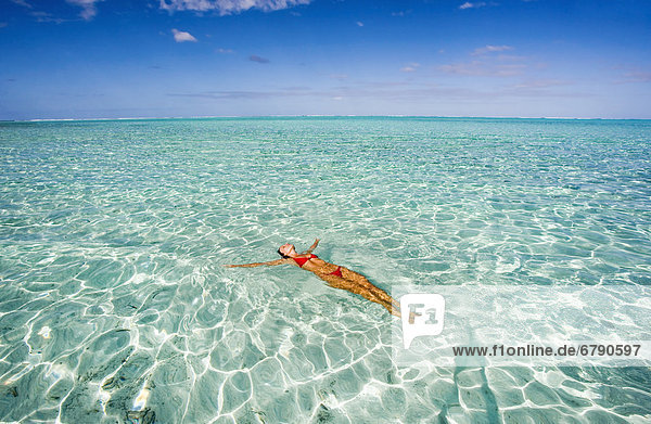 Französisch-Polynesien  Tahiti  Bora Bora  Frau genießen Sie einen Tag im Ozean.