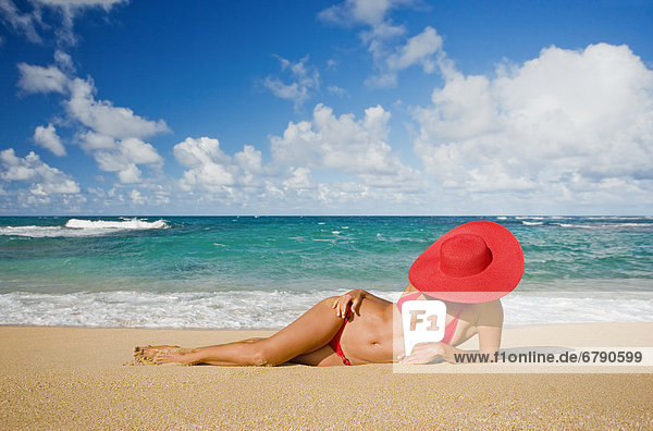 Hawaii  Frau sitzt am Strand an einem Remotestandort tropischen.