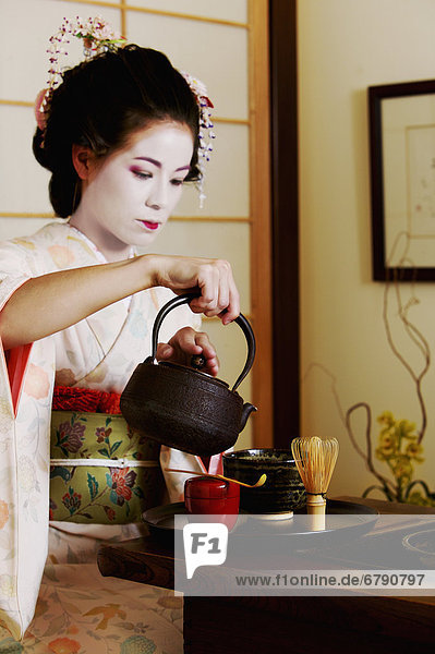 Geisha und Maiko traditionelle Teezeremonie durchführen.