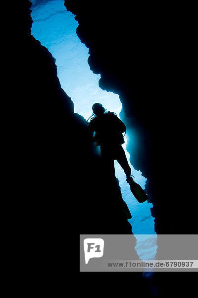 Mikronesien  Yap  Diver silhouetted durch Reef Canyon.
