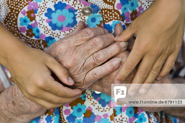 Kind umarmt alte Frau  Detail Hände