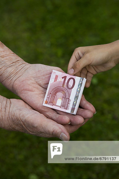 Kind gibt alter Frau 10-Euro-Schein
