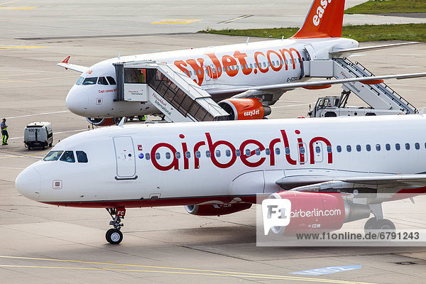 Air Berlin  Airbus A320 und Easyjet Airbus A319  auf dem Vorfeld des Flughafens Düsseldorf International  Düsseldorf  Nordrhein-Westfalen  Deutschland  Europa