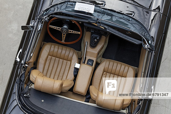 Offener Roadster zwei beige Ledersitze Jaguar E-Type britischer Oldtimer