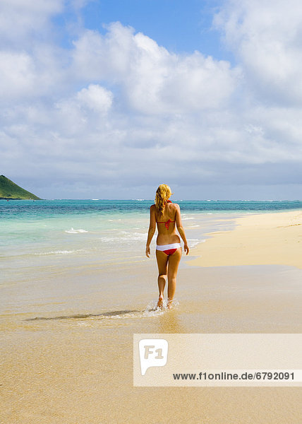 Hawaii  Oahu  Lanikai  Bikini bekleideten Mädchen Wandern am Strand  Anzeigen von hinten.
