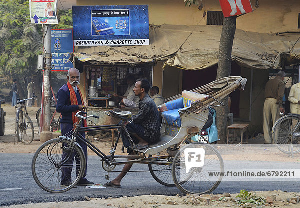 Straßenszene  zwei Inder mit Fahrradrikscha  Sarnath  Varanasi  Uttar Pradesh  Indien  Asien