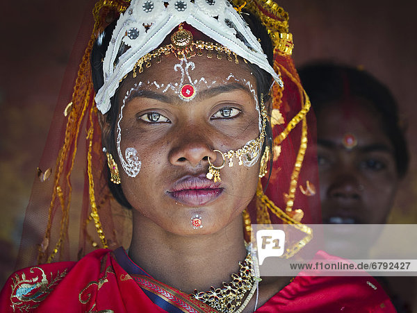 Traditionell geschmückte Braut  bei Bankura  Westbengalen oder West Bengalen  Ostindien  Indien  Asien