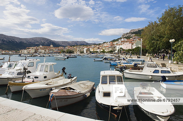 Boote im Hafen von Baska  Insel Krk  Adria  Kvarner-Bucht  Kroatien  Europa