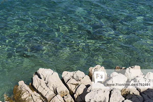 Felsen und Meer bei Valdarke  Mali Losinj  Insel Losinj  Adria  Kvarner-Bucht  Kroatien  Europa