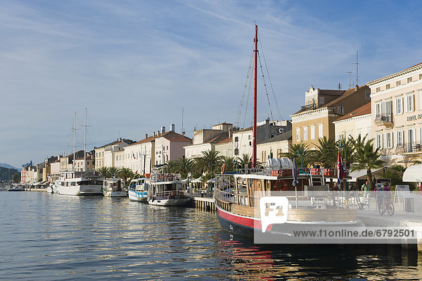 Boote an der Hafenpromenade von Mali Losinj  Insel Losinj  Adria  Kvarner-Bucht  Kroatien  Europa