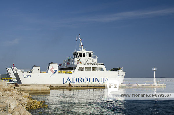 Autofähre im Hafen von Tkon  Insel Pasman  Adria  Zadar  Dalmatien  Kroatien  Europa