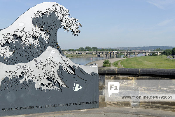 Spiegel der Fluten Andernorts  Kunstwerk  Welle  Augustusbrücke  Dresden  Elbflorenz  Sachsen  Deutschland  Europa