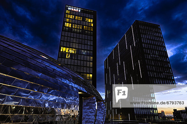 Hyatt Regency Hotel zur blauen Stunde Medienhafen Düsseldorf Nordrhein-Westfalen Deutschland Europa