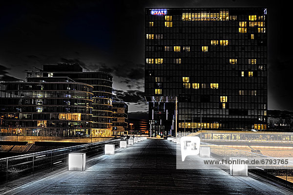 Hyatt Regency Hotel zur blauen Stunde  Medienhafen  Düsseldorf  Nordrhein-Westfalen  Deutschland  Europa
