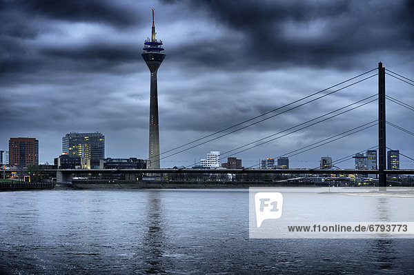 Rheinturm mit Rhein und Skyline zur blauen Stunde  Medienhafen  Düsseldorf  Nordrhein-Westfalen  Deutschland  Europa