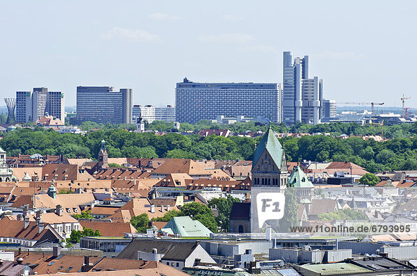 Blick vom Alten Peter über die Dächer von München auf den Gebäudekomplex am Effnerplatz  München  Bayern  Deutschland  Europa