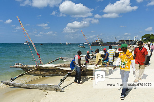 'Vorbereitungen zur Regatta der ''Ngalawa'' Auslegerboote am Strand von Stone Town  Sansibar  Tansania  Afrika'