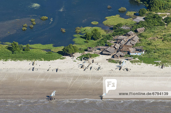 Fischerdorf an einer Lagune und Strand Luftaufnahme Pwani Region Tansania Afrika