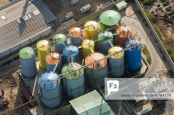 Tanks auf einem Industriegelände Luftaufnahme Dar es Salaam Tansania Afrika