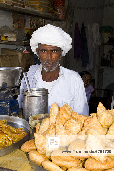 Lebensmittel  weiß  Kleidung  Hinduismus  Indien  Jaipur  Rajasthan  Turban  Straßenverkäufer