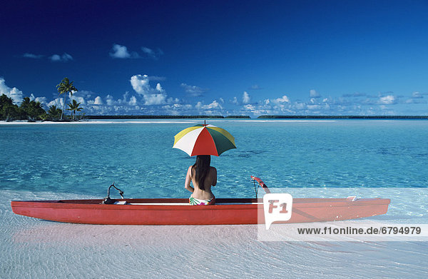 Frau Regenschirm Schirm Kanu Sandbank Französisch-Polynesien