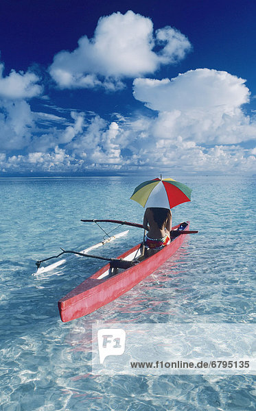Frau  Regenschirm  Schirm  Kanu  Französisch-Polynesien