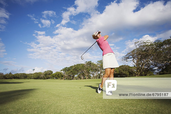 Hawaii  Maui  Wailea Gold Golf Course  weibliche Golfer Golf Club geschwungen.