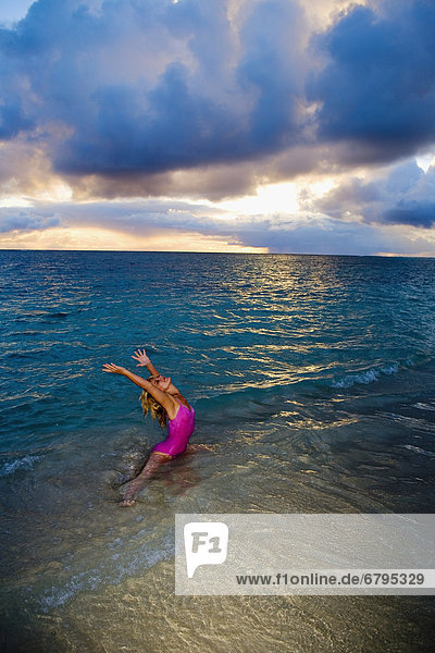 Frau Strand Sonnenaufgang Yoga Hawaii Oahu