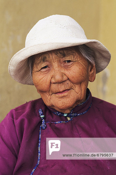 Halbportrait  Frau  Hut  Senior  Senioren  weiß  Mongolei