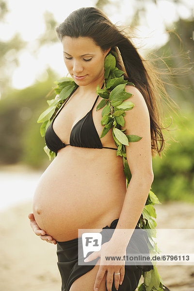 Bikini  Pflanzenblatt  Pflanzenblätter  Blatt  grün  schwarz  Schwangerschaft  Kleidung  Mädchen  lei