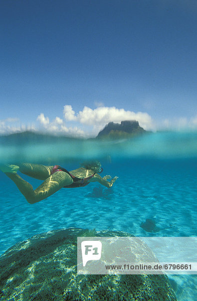 nahe  Frau  über  unterhalb  schnorcheln  Ansicht  Bora Bora  Französisch-Polynesien  Riff