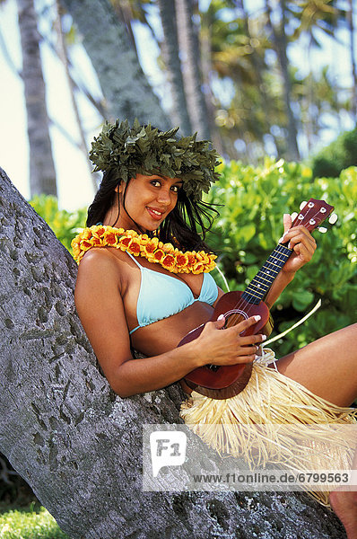 angelehnt  Baum  Ukulele  Mädchen  Hawaii