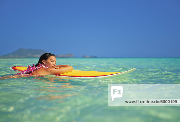 Frau  ruhen  geschlossen  Ozean  Surfboard  Hawaii  Oahu