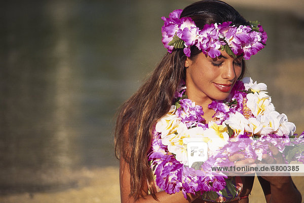 Farbaufnahme  Farbe  Frau  hawaiianisch  hübsch