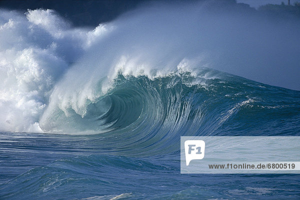 groß großes großer große großen Wasserwelle Welle