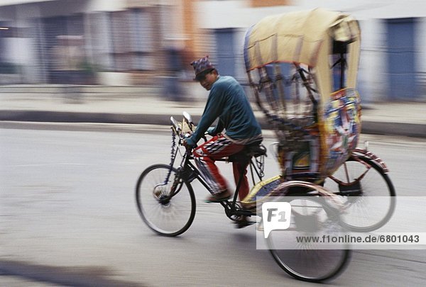 Kathmandu  Hauptstadt  Mann  fahren  Kinderwagen  Nepal  Dreirad